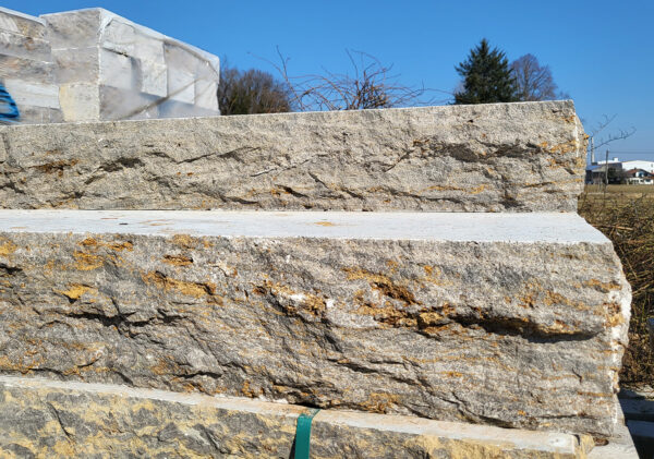 Muschelkalk Blockstufen gestockt, naturrau