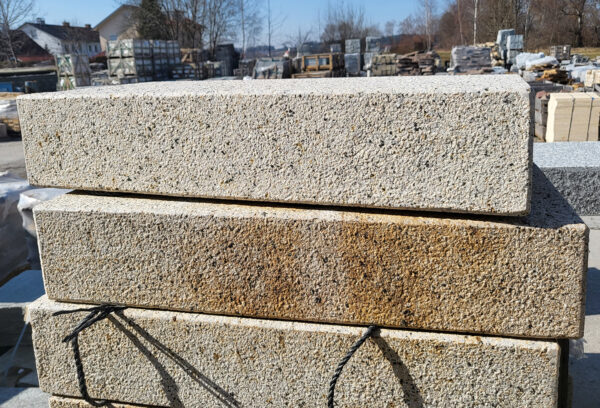 Granit Blockstufen, fein gestockt