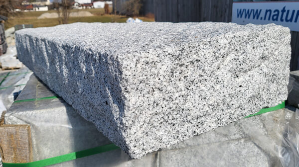 Granit Blockstufen, handgespalten, gestockt