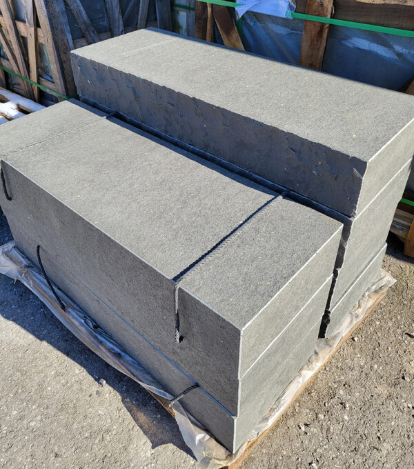 Basalt Blockstufen geflammt