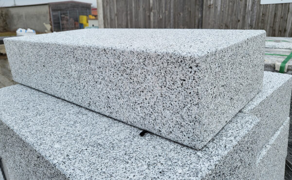 Granit Blockstufen, gesägt, gestrahlt