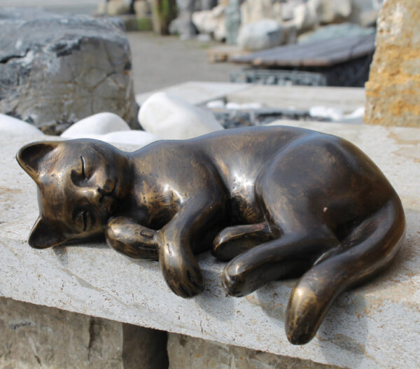 Schlafende Katze Bronzefiguren