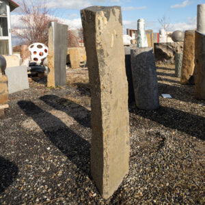 Basaltstele im Rohzustand Quellstein