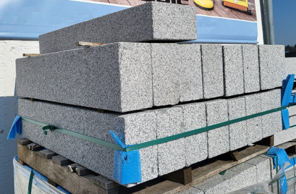 Granit Palisade grau gespalten und gespitzt 12x12x150 cm 