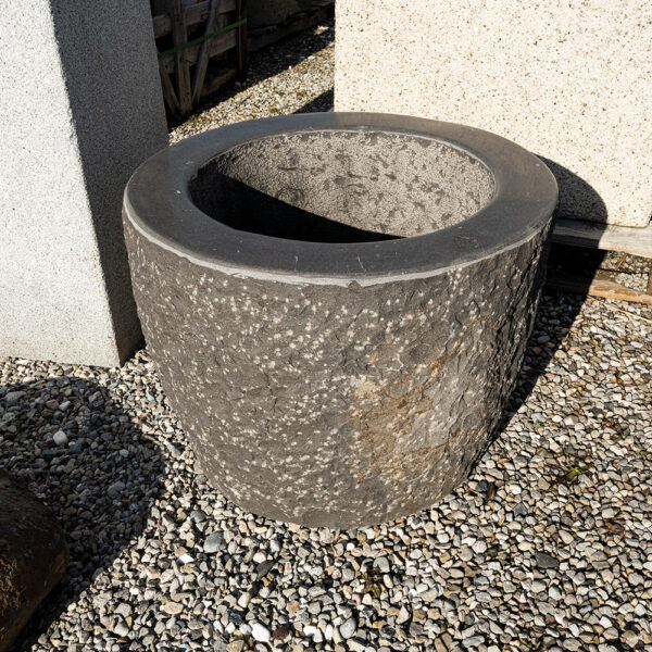 Rundtrog aus Basalt