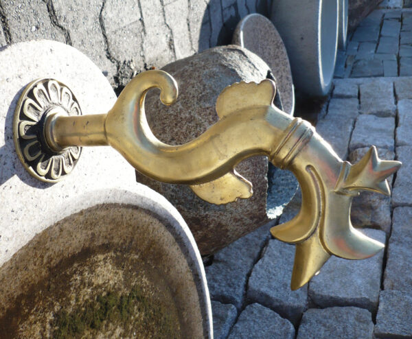 Bronzene Brunnenausläufe