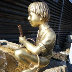 Bronzener Junge als Wasserspeier