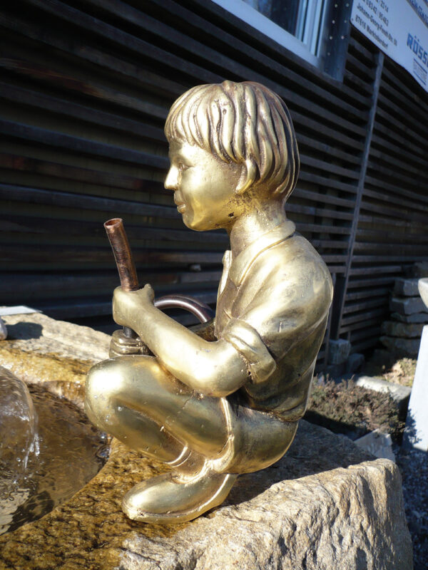 Bronzener Junge als Wasserspeier