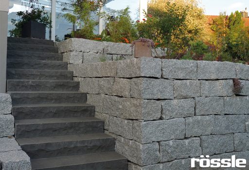 Blockstufen aus Basalt nebst Granit-Mauersteinen