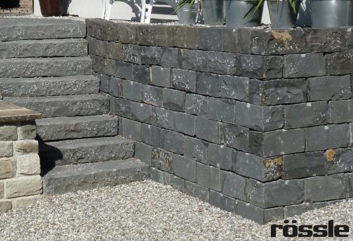 Basalt Mauersteine und Basalt Blockstufen als Treppe