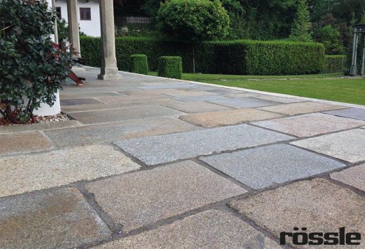 Terrasse aus Retro-Granitplatten
