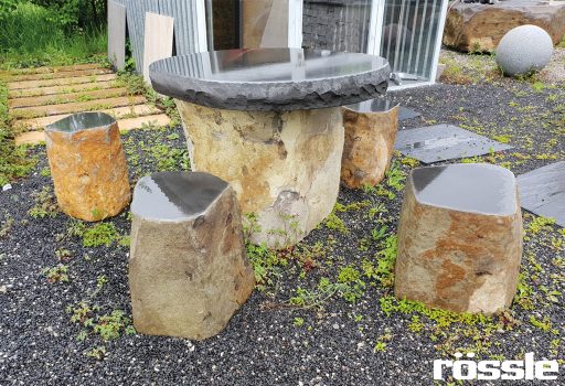 Tisch inkl. 5 Hocker aus Basalt